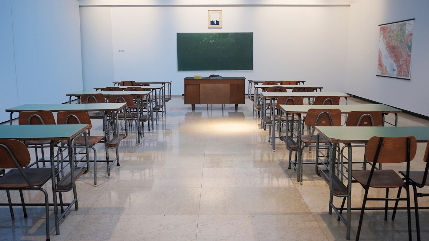 Professora em sala de aula — ensino integral